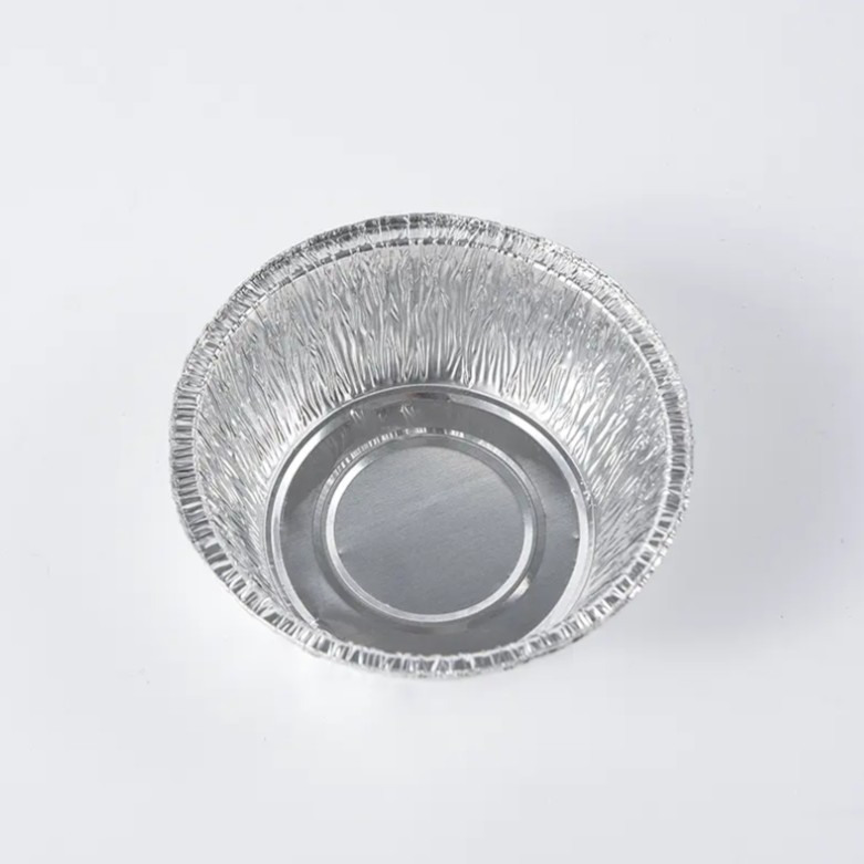 Containerul rotund și încrețit din folie de aluminiu poate fi folosit în siguranță în cuptoarele cu microunde și în frigidere?